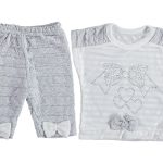 Σετ Κοντομάνικη Μπλουζίτσα και Παντελονάκι Κάπρι με Σχέδιο Φιογκάκι Άσπρο