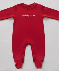 Βρεφικό Φορμάκι με Κλειστά Ποδαράκια "Mommy Loves Me" – Κόκκινο (108311)