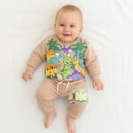 Βρεφικό Σετ Χοντρές Φόρμες Φούτερ, Μπλούζα και Παντελόνι με Σχέδιο Δεινόσαυρους - Μπεζ (111931)